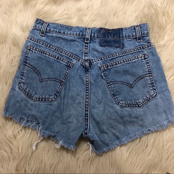 Vintage distressed Levi’s shorts - Picture 3 of 5